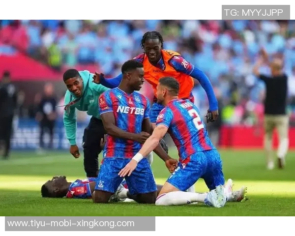 曼联主场失利引发积分混战四队同积18分三队紧随其后中游球队竞争激烈 曼联主场失利引发积分混战四队同积18分三队紧随其后中游球队竞争激烈