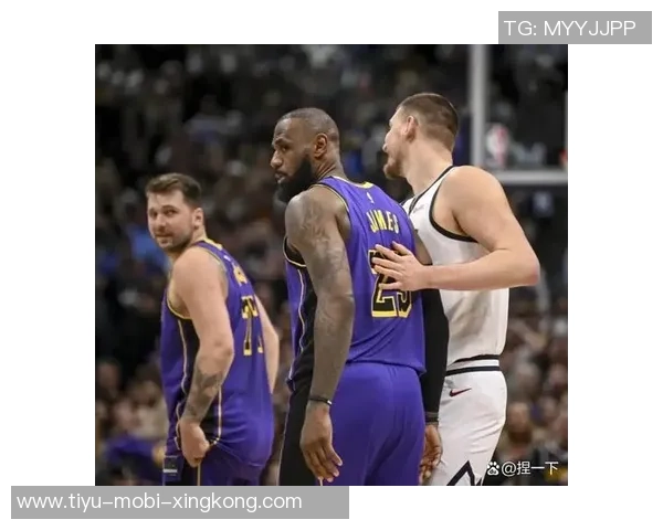 詹姆斯重返赛场展现实力与东契奇小里组合默契无间的精彩表现